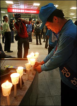 박근혜 대표 지지모임인 박사모는 박 대표가 입원해있는 신촌세브란스병원앞에서 쾌유를 비는 촛불집회를 가졌다. 